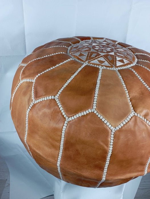 Pouf marocain en cuir avec coutures blanches , Cadeaux maison et Cadeaux de mariage - nilabeautys.com